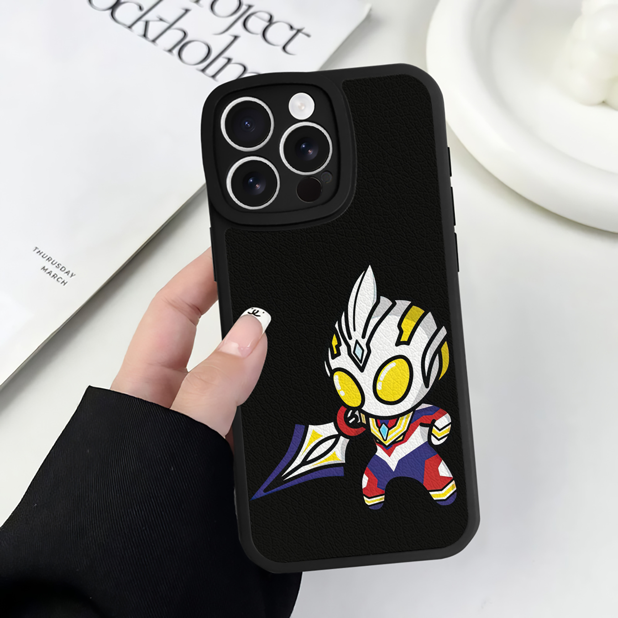 （画像用） ウルトラマン Ultraman 【iPhone 16シリーズ対応】シリコンスマホケース（レザー調） 材質：シリコン
